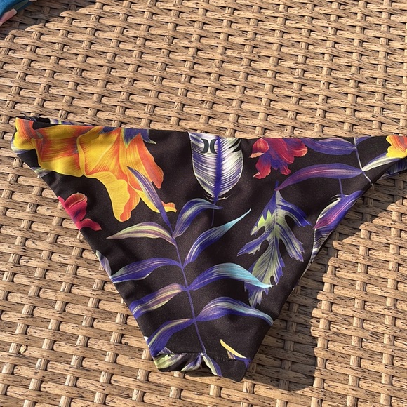 Hurley tropical floral print bikini bottoms, size xs - Picture 2 of 3